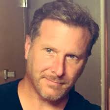 Robert Hackney (@Rubbishpuppeh)