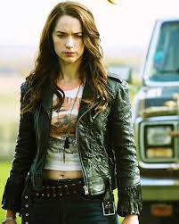 Wynonna Earp Thoughts On The First Episode Old Ain T Dead Melanie Scrofano Earp Wynona