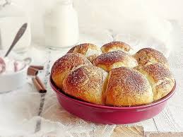 Mod De Preparare Chifle Cu Scortisoara Punem Faina Intr Un Castron Si O Amestecam Cu Zaharul Sarea Si Drojdia Uscata Laptele Caldut Il Amestecam C Food Bread