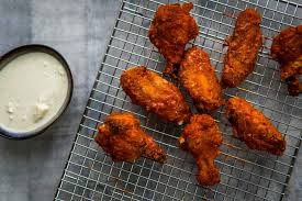 The crisp texture makes this dish more pleasurable to eat. Knusprige Buffalo Chicken Wings Mit Blue Cheese Dip Ofen Offen