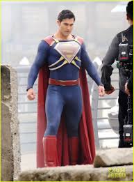 There are spoilers ahead for superman & lois. in a flashback, clark kent wears an early version of the superman suit in a nod to the comics. Tyler Hoechlin Gets New Armor For Superman Suit On Supergirl Supergirl Season Supergirl Superman Tyler Hoechlin