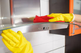Cada vez que cocine pasar un paño humedecido con desengrasante por la campana del extractor para que no se acumule la grasa, una vez a la semana es conveniente limpiarlo a fondo. Como Limpiar Una Campana Extractora Presupuesto Coste