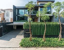 Pagar rumah elegan ini sebenarnya punya desain yang cukup simple, namun bisa terlihat lebih elegan berkat kesesuaian material dan pilihan warna yang diaplikasikan. 15 Inspirasi Warna Pagar Rumah Yang Cantik Dan Bisa Bikin Orang Terpesona Rumah123 Com