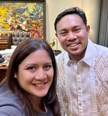 Si Tito Sotto, na matagal nang kilalang anti-Duterte, ngayon ang bagong  Senate President. Ang mga Villar, na dati kaalyado ng mga Duterte, agad na  lumipat ng kampo. Sa gitna ng imbestigasyon sa