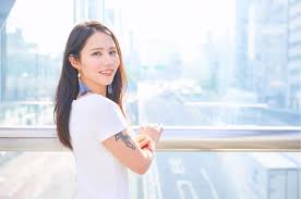 铃木凉美：白天与黑夜之间，进步与落后之间_手机新浪网