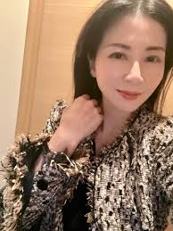 出勤コーデはツイードのジャケットとチュールスカートで