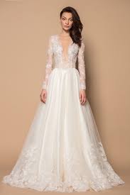 Stim ca nu este deloc usor, pentru o viitoare mireasa, sa isi gaseasca printre rochiile din magazine, fabricate pe tipare ideale, o rochie care sa ii vina perfect si pe care sa o simta, cu adevarat, ca este a ei. Taffeta Dress With Lace Ruby Aida Lorena Atelier