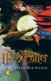 Dit Is De Cover Van Het Boek Van Harry Potter En De Steen Der Wijzen Het Boek Verkocht 11 Miljoen Exemplaren Binnen 24 Harry Potter Boeken Boeken Kinderboeken
