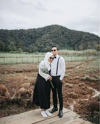 Love in green d yuni rico. Enggak Perlu Ribet Ide Foto Prewedding Hijab Simpel Ini Bisa Jadi Inspirasi Kamu