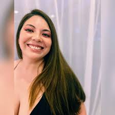 ✨ Look natural con un toque de elegancia ✨ Hoy trabajamos en resaltar la  belleza natural, con una piel luminosa, un delineado sutil en tonos tierra  y labios nude para un acabado