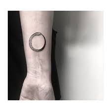 Minimal Ouroboros 4cm Bw Blackandwhite Blackandgrey Minimal Minimaltattoo Tinytattoo Uroboro Ourob Ouroboros Tattoo Minimal Tattoo Circle Tattoo