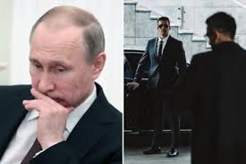 Gepantserde wagen, kogelwerende koffers en eten voorgeproefd: Poetin  “panisch” over veiligheid