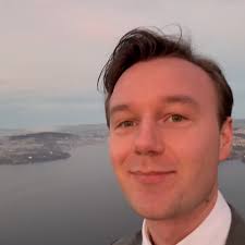 KUNDETILGANG OG HØJ AKTIVITET... ...præger et solidt halvårsresultat i Møns  Bank, som er på vej med en ny filial i Køge. Læs mere på  www.moensbank.dk/nyheder.