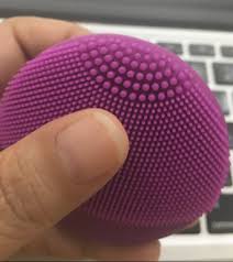 This is a silicone cleansing device and it helps to unblock pores. Foreo Luna Play Plus Belacan Girl Cheese Boy