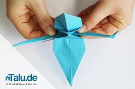 Jetzt noch den kopf mit einem inneren gegenbruch formen und die flügel zu den seiten falten. Origami Kranich Falten Einfache Diy Anleitung Talu De