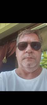 Den idioten heter Jerry Björk han annonserar ulika bilar motorcyklar båtar  och annat såm inte äger och lurar människor hela tiden Han har lurad mig  50000kr!!! Han kommer att lura mer och