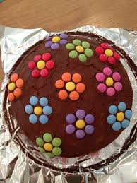 Le succes sera au rendez vous avec cet excellent gateau au chocolat fourre dune mousse chocolat blanc au mascarpone parsemee … Smarties Flower Cake For My Daughters Last Day At Nursery Kuchen Kindergeburtstag Kinder Kuchen Kuchen Ohne Backen