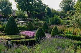 Aktuelle hornbach garten angebote und preise im prospekt. Gartenpflanzen Bluten Und Krauter Fruhling Im Garten Klostergarten