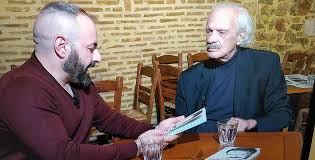 Ο σπύρος φωκάς ζει με τη σύζυγό του, λίνα, σε ένα μικρό σπίτι στο χωριό καλαμάκι στην κόρινθο. Deite Se Ligo O Spyros Fwkas O Alh8eies Me Th Zhna Facebook