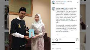 Setelah presentasi ada orang mau menyerahkan buku ke saya mau foto. Blak Blakan Ustaz Abdul Somad Soal Hubungannya Dengan Ayana Moon Suara Jogja
