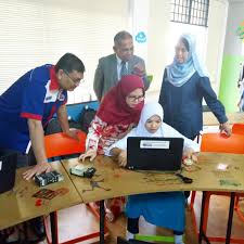 Sekolah menengah kebangsaan bandar baru salak tinggi smkbbst ditubuhkan pada tahun 2001 dan mula beroperasi pada 3 januari 2001. Ptptn On Twitter Live Update Majlis Penyerahan Sumbangan Csr Ptptn Berupa 10 Unit Laptop Bagi Kegunaan Pelajar Pendidikan Khas Smk Bandar Baru Salak Tinggi Https T Co Jrn8dayflr