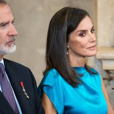 El polémico 'manotazo' de Felipe VI a la reina Letizia en la cena del Premio Planeta - AS.com