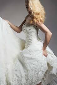 Natürlich wollte ich einzigartig sein. Schone Braut Frau Im Hochzeitskleid Und Lederjacke Fashion Runaway Brautmadchen Lizenzfreie Fotos Bilder Und Stock Fotografie Image 79115406