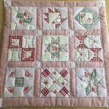 玄関に飾っているパッチワークタペストリー もういつ作ったか覚えていないくらい前の作品 このピンクの色が絶妙な色で好きなんです ホビーラホビーレ パッチワークキルト パッチワーク タペストリー パッチワークキルト