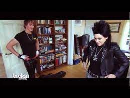 Ihre parodien des tokio hotel sängers bill kaulitz in den freitag nacht news brachten kebekus den durchbruch. Broken Comedy Offiziell Kaulitz Allein Zu Haus Der Film Youtube