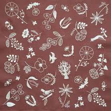 刺繍のクロス 完成しました 50cm 50cm これも 勉強になった1枚でした キットに入っていた糸は8束でしたが 終盤になって 足りないかも と 1束買い足して無事完成 何回か解いたのもあると思うけど 面を埋めるステッチに糸を使いすぎるのかな以前 手編み