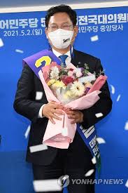 윤여정은 영화 팀과 정이삭 감독, 두. 5npfe28oihntdm