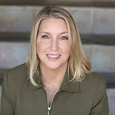 Polly Murray's Instagram, Twitter & Facebook