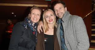 Un film de françois desagnat avec kad merad, pauline étienne, julie gayet, françois deblock, zabou breitman, guillaume labbé, chloé jouannet, louise coldefy, jérémy lopez, julianne binard au cinéma le 19/12/2018 stéphane et suzanne sont parents de trois jeunes femmes, le tableau peut sembler idéal mais stéphane n'a jamais eu de fils et a toujours rêvé d'en avoir. Thomas Jouannet Ne Veut Pas Jouer Avec Sa Fille Chloe Il Explique Purepeople
