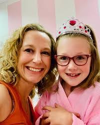 Elona Smith's Instagram, Twitter & Facebook