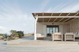 1 The Beautiful Houses Of Ibiza And Formentera I Just Love The Mix Of White And Wood With A Touch Of Color That S Architecture Holiday Home Beautiful Homes