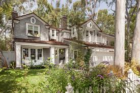A bluestone path and stone walls add some interest and texture to the exterior of this cape cod home. Houzz Tour Subtle Cape Cod Style In Los Angeles