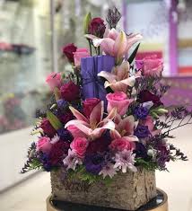 Flowers Gifts On Instagram ميز هديتك بالورد واكثر مع فلورا Muscat Special Gift With Flowers Floraoman Home Decor Flowers Decor