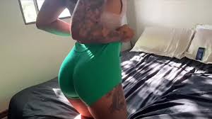 Cavala morena tatuada fode o pau do seu homem - XNXX.COM