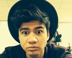 Dwayne Dawson (@secryofdwayne) no Meadd: “ △> Dwayne Dawson △> 18 años △>  Calum Hood △> Trabaja