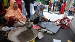 Emping melinjo merupakan makanan ringan khas indonesia yang terbuat dari biji melinjo yang dihancurkan hingga halus, kemudian dicetak dan dikeringkan atau dijemur di bawah sinar matahari. Cara Mudah Membuat Sendiri Emping Dari Biji Melinjo Gaya Tempo Co