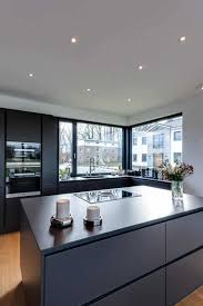 Kochinsel kuchentraum in hochglanz weiss mit theke und. Moderne Familien Kuche Mit Kochinsel In Mattem Anthrazit