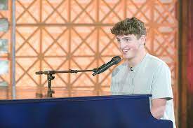 Monroe Singer Benson Boone Wins American Idol Golden Ticket Heraldnet Com