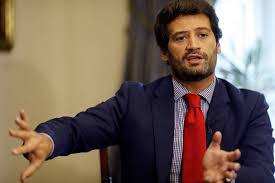 🇵🇹 deputado português andré ventura, presidente do partido chega e 3º colocado nas eleições presidenciais deste mês, comemora crescimento da direita em portugal, assim como na europa. Pela 1Âª Vez Em 45 Anos Direita Populista Elege Deputado Em Portugal 07 10 2019 Mundo Folha