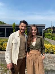 Cam tavanlar'da iş hayatında kendi çabasıyla yükselen genç bir kadın olan leyla ile prestijli bir aileden gelerek her istediğini kolaylıkla elde eden, zengin olduğu için birçok kapının kolaylıkla açıldığı rakibi cem'le tatlı sert yarışı; Cam Tavanlar Leycem Gifs Leycemgifs Twitter