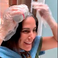 A atriz gloria pires, de 57 anos, resolveu assumir os cabelos brancos, com direito a matéria no jornal o globo e fotos do novo visual em seu instagram. Gloria Pires Pinta Os Cabelos Sozinha Em Casa Nao Ficou Um Fio Branco Para Contar A Historia Quem Quem News