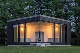 10 desain rumah kecil dan unik homify 10 desain rumah kecil dan unik evelyn 20 juni 2020 02 00 pada dasarnya rumah kecil ini memiliki dekorasi yang sederhana namun modern kamar yang luas dikombinasikan dengan indah dengan sistem kaca tetapi keuntungan yang paling penting adalah ini. Rumah Kotak Minimalis Mungil Di Tengah Hijaunya Alam Cantik Banget Rumah123 Com