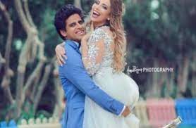 إسراء عبد الفتاح ووائل غنيم وأحمد ماهر وعلاء عبد الفتاح وغيرهم، أسماء ترددت كثيراً إبان ثورة يناير 2011، وهم من المحسبوين على حركة السادس من أبريل الثورية، والذي تبدل بها الحال الآن، وكانت إسراء من الناشطات كما أنها. Ø¥Ø³Ø±Ø§Ø¡ Ø¹Ø¨Ø¯ Ø§Ù„ÙØªØ§Ø­ Ù„Ù€ Ø­Ù…Ø¯ÙŠ Ø§Ù„Ù…ÙŠØ±ØºÙ†ÙŠ Ø£Ø­Ø¨Ùƒ Ø£ÙƒØ«Ø± Ù…Ù† Ø§Ù„Ø­ÙŠØ§Ø© ÙÙ†