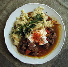 Il gulash è sicuramente uno dei piatti più conosciuti e rappresentativi della gastronomia ungherese, che vanta molte imitazioni sia in europa che oltreoceano. Goulash Wikipedia