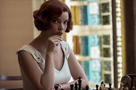 Roy est méchant et il n'aime personne, sauf dans sa grande villa californienne, il tue son ennui comme il peut en jouant aux échecs. Le Jeu De La Dame Anya Taylor Joy Est Une Joueuse D Echecs Hors Pair Des A Present Sur Netflix Critictoo Series Tv