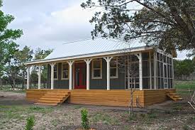 Kanga Room Systems Concoit Et Construit Des Structures Prefabriquees Dont Des Studios Des Petite Maison Cottage Petit Cottage Maison